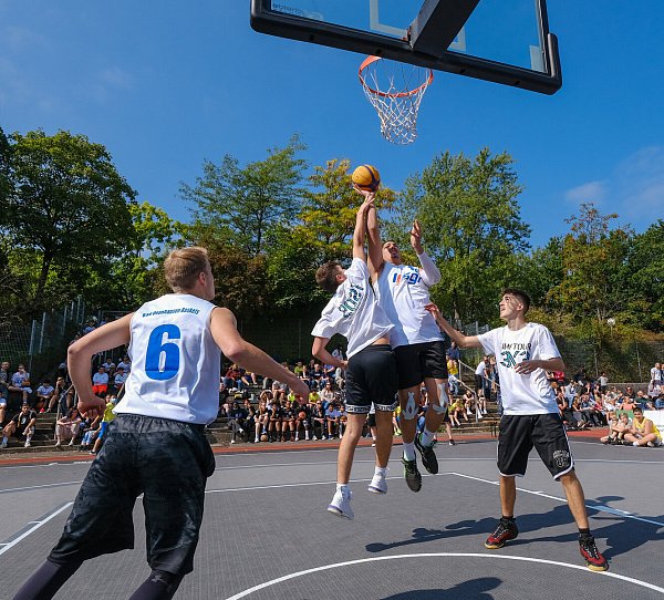 Das Nachwuchs-Team der Dolphins in den 3x3-Trikots sicherte sich einen der Tagessiege. - © Foto: Andreas Zobe/NW