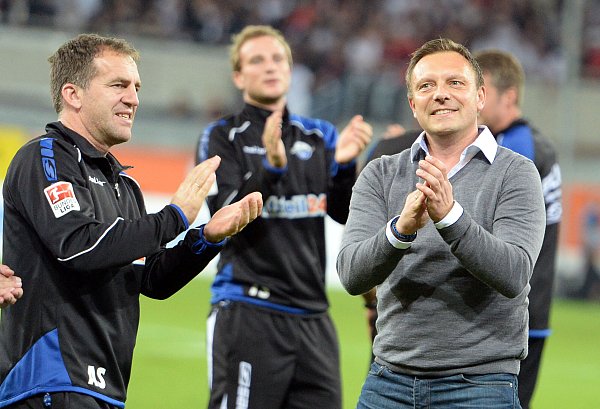 Hier feiern Chefcoach André Breitenreiter und Co-Trainer Asif Saric (l.) in der Erstliga-Saison 2014/15 den Heimsieg gegen Eintracht Frankfurt. Am Freitag sahen beide auf Einladung des SCP die Partie gegen Hannover. - © NW-Archiv/Marc Köppelmann