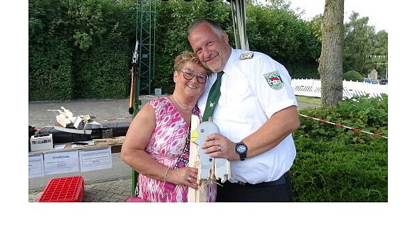 Das neue Königspaar Andrea und Carsten Höschen. - © Thomas Minge/St.-Sebastian-Schützenbruderschaft