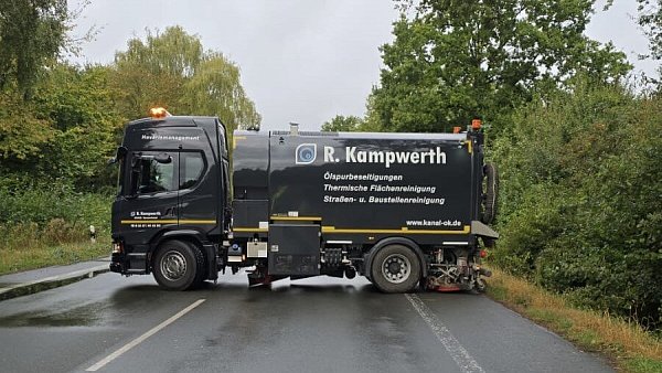 Ein Spezialunternehmen aus Marienfeld säuberte im Nachgan des Unfalls die Fahrbahn. - © Thorsten Heß