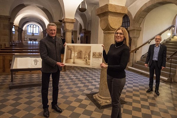 Auch der Eingangsbereich der Dom-Krypta wird neu gestaltet. Dompropst Joachim Göbel sowie die beiden Architekten Stefanie Kroll und Karsten Stahl vom Bereich Bauen zeigen eine Entwurfszeichnung. - © Thomas Throenle / Erzbistum Paderborn