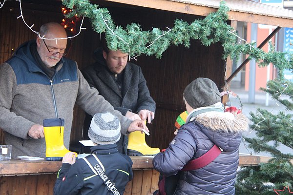 Bei der Stiefelaktion der Kaufmannschaft müssen die Kinder nächste Woche in den Schausfenstern ihre gefüllten Stiefel wiederfinden. - © Burkhard Battran