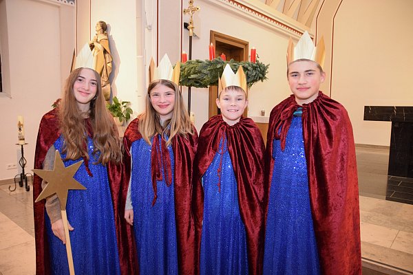 Die Sternsinger Ines Janus (14), Sina Janus (10), Titus Lampe (11) und Nils Janus (12, v. l.) der St.-Achatius-Kirchengemeinde Stukenbrock-Senne freuen sich auf die Reise nach Rom. - © Karin Prignitz