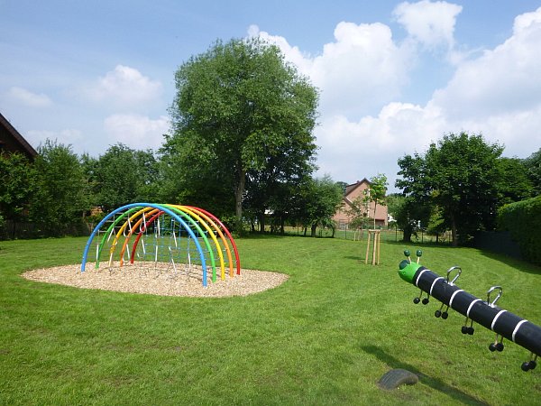 Das Regenbogenklettergerüst am Spielplatz am Wagenbreths Kamp lädt zum Erklimmen ein. - © Stadt Paderborn