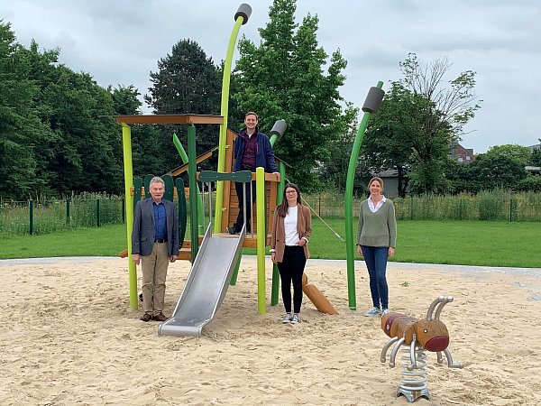 Auf dem Spielplatz am Greitelerweg begrüßt der stellvertretende Bürgermeister Dietrich Honervogt (v.l.) Jonas Jansen, Lea Lengeling und Kerstin Friske vom Amt für Umweltschutz und Grünflächen. Das Team ist für die neuen Spielplätze zuständig. - © Stadt Paderborn/Joanna Becker