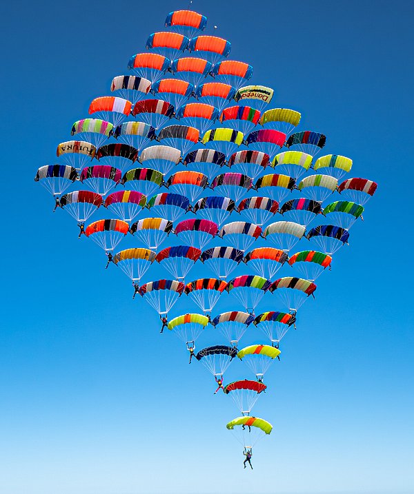 Die erste Sequenz des Weltrekordversuchs mit 65 Springern am Himmel über Florida gelang einwandfrei. - © Daniel Lépot