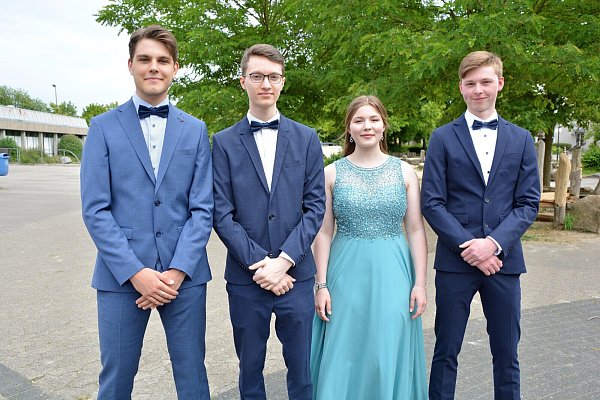 Julia Böhm und Linus Orbke (r.) haben die meisten Punkte im Abitur gesammelt und eine 1,1 auf dem Abschlusszeugnis stehen. Kennett Wefelmeier (l.) und Jonah Kramer (2. v. l.) bestehen ihr Abi mit einer 1,3. - © Karin Prignitz