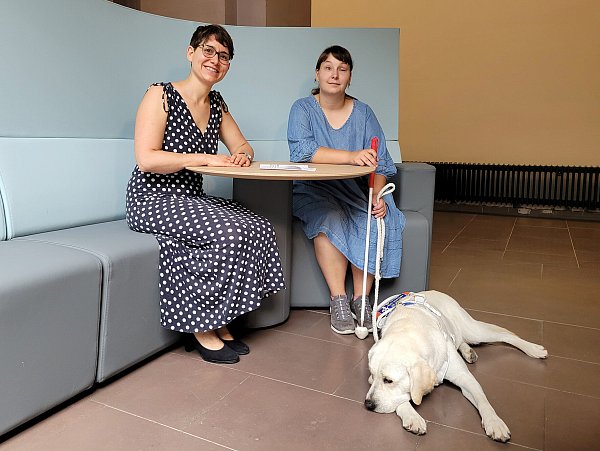 Viviane Schachler, Professorin und Inklusionsbeauftragte der Fakultät Management, Soziale Arbeit, Bauen (l.), und Adina Kroggel mit Assistenzhündin Gusta. - © HAWK