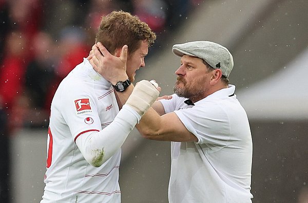 Kölns Cheftrainer Steffen Baumgart herzt nach Spielschluss seinen Siegtorschützen Luca Kilian. - © Witters