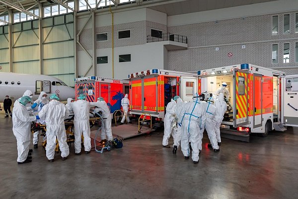 Am Flughafen: Die Covid-Patienten werden mit dem Intensiv-Transport in die

Paderborner Krankenhäuser verteilt. - © Hammerstein