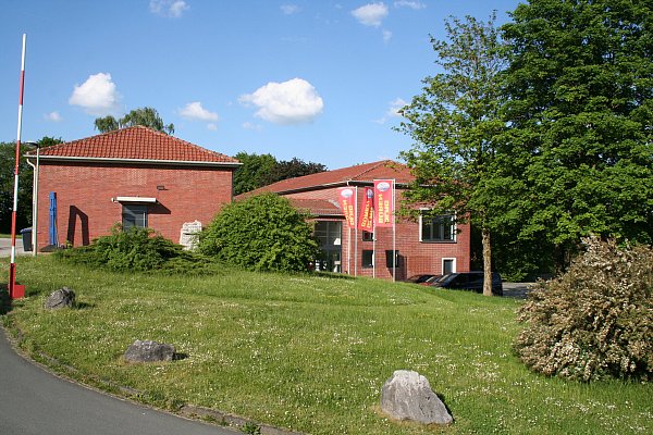 Das neue Vereinsheim wurde beim Umbau von außen nicht wesentlich verändert. Allerdings mussten vier Garagenzugänge geschaffen werden. - © Johannes Büttner