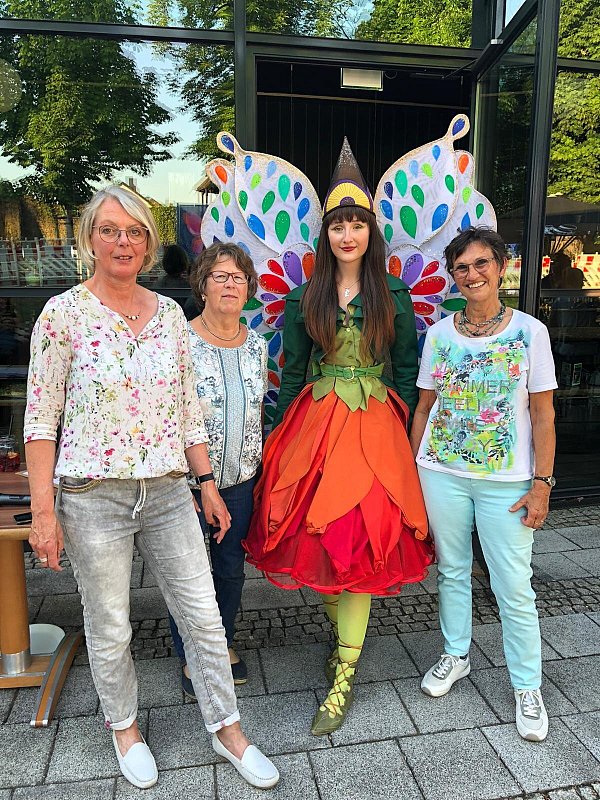 Rund 70 „Elferinnen und Elfer“ haben sich bereits für die ehrenamtliche Mitarbeit bei der Landesgartenschau Höxter gemeldet, um Botschafterin Holli und die Durchführungsgesellschaft schon jetzt zu unterstützen. - © LGS 2023