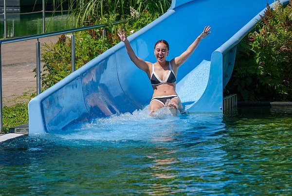 Karen Fliege auf der Rutsche im Naturbad Brackwede, das besonders viele Schattenplätze, UV-Schutzzelte für Kids und kühle Wassertemperaturen bietet. - © Andreas Zobe