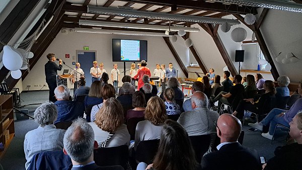Der Kinderchor der Förderschule Arche stimmte einige Lieder an. - © Kreis Herford