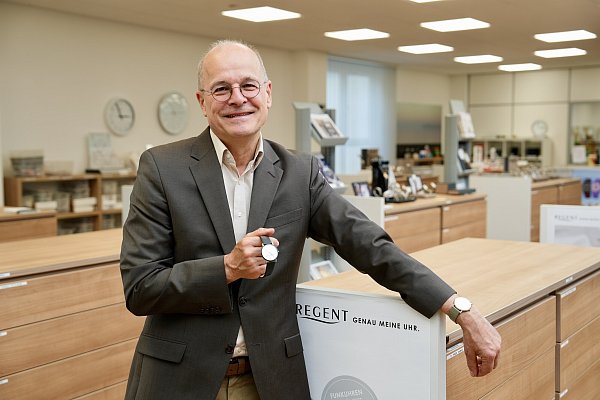 In den Ateliers von Filius Zeitdesign wurden die Bielefeld-Uhren angefertigt. Geschäftsführer Andreas Filius freut sich über das gelungene Ergebnis. - © Peter Unger