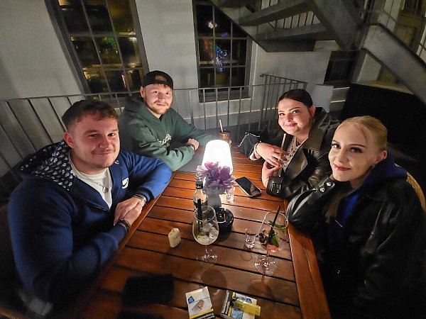 Im Schäppchen: Julian (v. l.), Justin, Laura und Sophia hatten am Festival-Abend "Grund, in die Stadt zu gehen." - © Alexandra Stratmeier