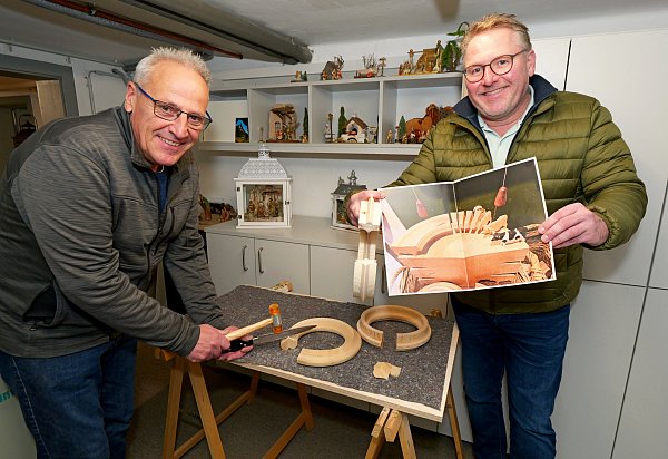 Krippenbauer Reinhold Vonderheide (l.) und Thomas Westhof präsentieren die Holzreifen, aus denen Kinder beim Nikolausmarkt Formen herausarbeiten können. - © 2023 Verkehrsverein Hövelhof. Alle Inhalte uerberrechtlich geschützt.