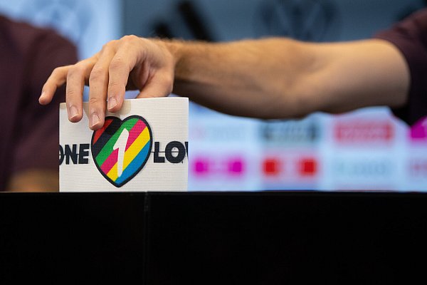 Die "One Love"-Kapitänsbinde sorgt für zahlreiche Diskussionen vor dem Spiel der deutschen Fußball-Nationalmannschaft. - © dpa