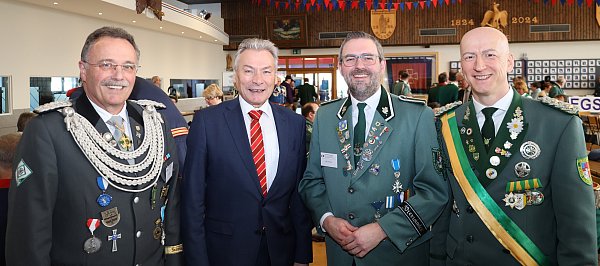Bei der EGS-Frühjahrstagung in Arnsberg: der Dormagener Schützen-Stadtverbandsvorsitzende Manfred Klein (v. l.), Paderborns stellvertretender Bürgermeister Dietrich Honervogt, Dormagens Bürgermeister Erik Lierenfeld und der Schloß Neuhäuser Oberst Markus Cink. - © Schützen