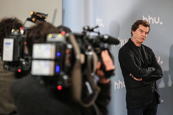 Der Presserummel war groß bei Campinos Auftritt in der Universität Düsseldorf. - © Oliver Berg/dpa