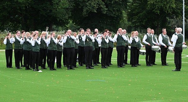 Die Musikerinnen und Musiker traten beim Schützenfest im vergangenen Juli in Albaxen auf – und freuen sich auf ihr 100-jähriges Vereinsbestehen. - © TC Viktoria Albaxen