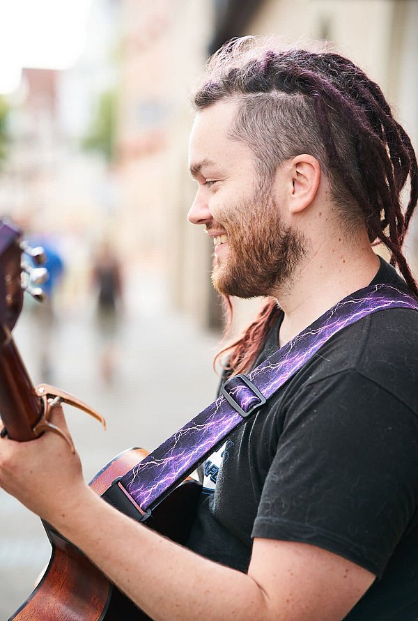 Dominik Biermann spielt eigene Songs und Cover-Versionen. - © Privat