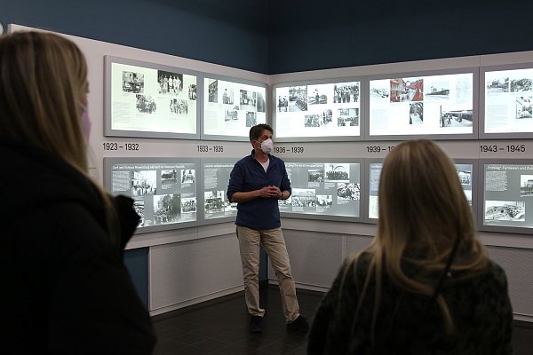 Anfang März besuchten die SCP07-Mitarbeiter die Dauerausstellung „Ideologie und Terror der SS“ in der Wewelsburg. Reinhard Fromme, Leitung Museumspädagogik, führte eine der beiden Gruppen durch die historischen Räume. - © SC Paderborn 07