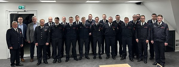 Die beförderten Feuerwehrmänner im Kreis der Ehrengäste. - © Feuerwehr