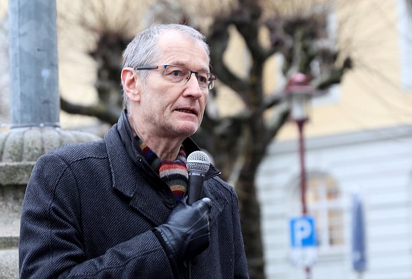 Herbert Even (Grüne) sprach auch im Februar 2023 bei der Demonstration zur Verbesserung der Bedingungen für den Offenen Ganztag. - © Frank-Michael Kiel-Steinkamp