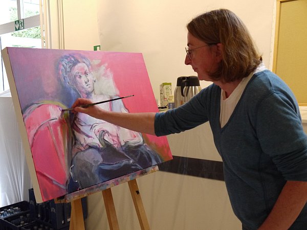 Karin Ahle arbeitet an ihrer Adaption der Heiligen Katharina von Alexandrien. - © Lisa Richter