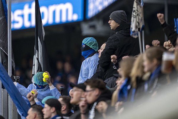 Paderborner Fans werfen Gegenstände auf das Spielfeld. - © David Inderlied/DPA