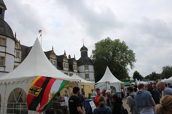 Im Schloss- und Auenpark in Paderborn-Schloß Neuhaus nehmen trotz durchwachsenen Wetters zahlreiche Menschen am interkulturellen Austausch teil. - © Moritz Jülich