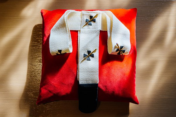 Die schmale weiße Wollstola, die mit sechs schwarzen Kreuzen aus Seide bestickt ist, wird bei festlichen Eucharistiefeiern in der Erzdiözese Paderborn und in der gesamten Kirchenprovinz getragen. - © BESIM MAZHIQI