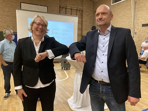 llbogen statt Handshake: Klaus Vorderbrüggen gratuliert der im Amt bestätigten Bürgermeisterin Susanne Mittag 2020 zur Wiederwahl. - © Meinolf Praest
