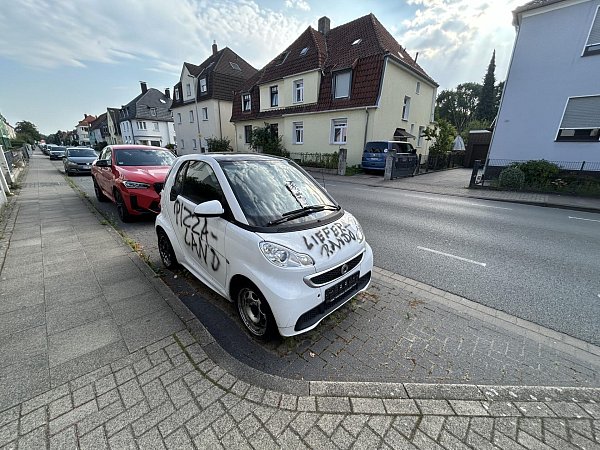 Durchaus auffällig ist der besprühte Smart an der Apfelstraße in Bielefeld, der eigentlich verkauft werden sollte. - © Julius Uekmann