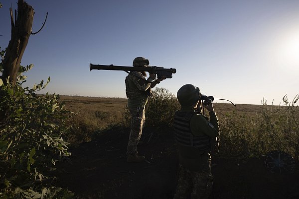 Klischtschijiwka, 24. September: Ukrainische Soldaten zielen mit einer Flugabwehrrakete auf die Frontlinie bei Bachmut. - © Alex Babenko