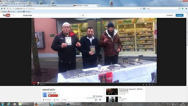 Zusammen mit zwei weiteren Salafisten verteilt Murat D. Korane auf dem Linnenbauerplatz. Die Aufnahmen werden auf Youtube veröffentlicht. - © Screenshot: NW