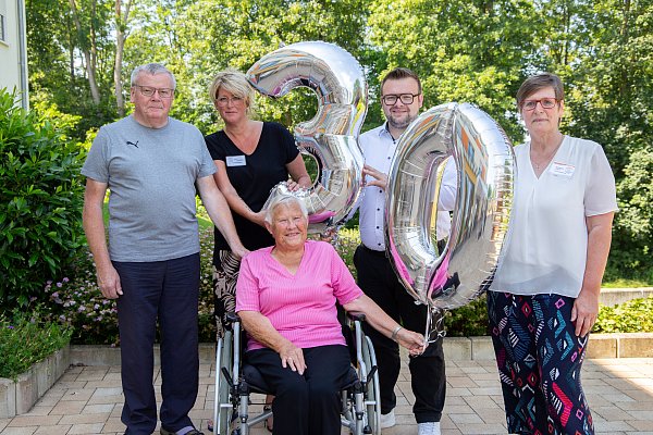Beiratsvorsitzender Klaus Pott (v. l.), Betreuungskraft Nina Scholtissek, Bewohnerin Renate Redmann, Pflegedienstleitung Pascal Busse und Einrichtungsleitung Bernadette Linhoff feiern das 30-jährige Bestehen. - © KHWE