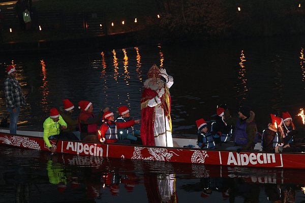 Seht her, da bin ich: Mit dem Drachenboot erreicht der Nikolaus das Werreufer. - © Claus Frickemeier