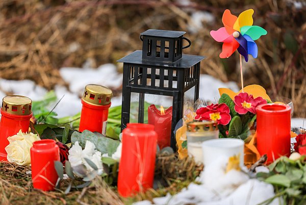 Kerzen und Blumen liegen in einem Wald im südlichen Nordrhein-Westfalen. - © Oliver Berg