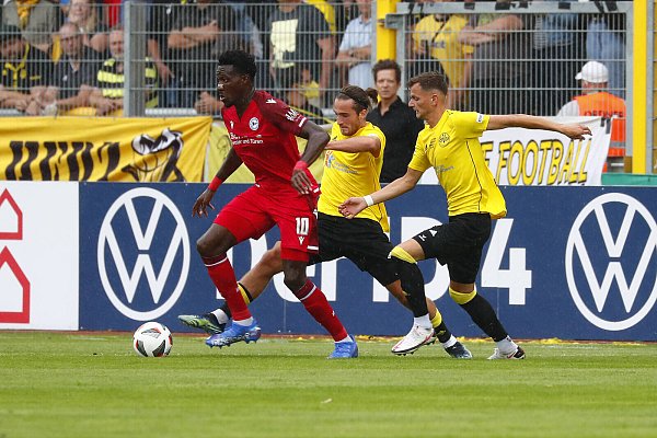 Neuzugang Bryan Lasme deutete bei seinem Pflichtspieldebüt mit einem Doppelpack gegen Bayreuth seine Qualitäten an. In der Saison kann der Franzose selten an diese Leistung anknüpfen. - © imago images/Peter Kolb