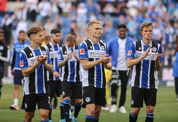 Die Arminen um Cédric Brunner (l.), Amos Pieper und Fabian Kunze verabschieden sich nach dem 1:1-Unentschieden gegen RB Leipzig am 34. Spieltag von den Fans. - © Oliver Krato