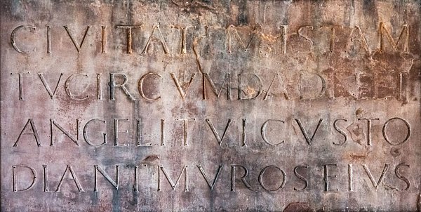 Bauinschrift am Westwerk. Übersetzt heißt das: „Herr, umgib diese Stadt und lass deine Engel Wächter ihrer Mauern sein“. - © Kalle Noltenhans