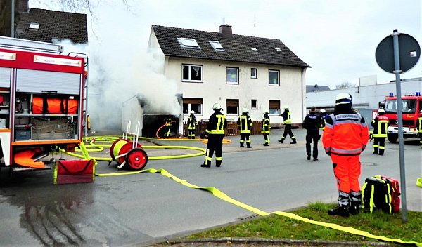 Bei dem Garagenbrand am Papenbrink stieg eine dicke Rauchwolke auf. Die Feuerwehr war schnell vor Ort. - © Michaela Bast