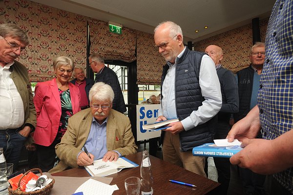 Viele Gäste nutzten in Rahden die Gelegenheit, sich von Elmar Brok dessen neues Buch "Verspielt Europa nicht" signieren zu lassen. - © Joern Spreen-Ledebur