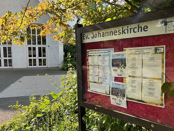 Zwei Flyer im Schaukasten der Kirche am Pavenstädter Weg weisen auf das neue Projekt hin, das am Sonntag, 22. September, startet. - © Christian Bröder