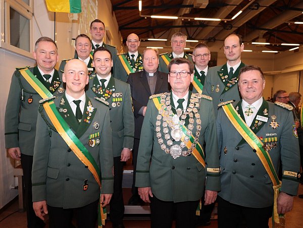 Oberst Markus Cink (vorne, v. l.), König Wolfgang Pladwich, Oberstleutnant Olaf Pippert, Adjutant Günter Protte (2. Reihe, v. l.), Adjutant Daniel Knappe, Preseoffizier Nico Pühs, Kommandeur Raimund Voß (3. Reihe, v. l.), Präses Tobias Dirksmeier, Schriftführer Josef Jakobsmeyer, Geschäftsführer Matthias Pielsticker (4. Reihe, v. l.), der stellvertretende Schatzmeister Florian Pelz und Schatzmeister und Matthias Wittig. - © Bürger-Schützen-Verein Schloß Neuhaus 1913