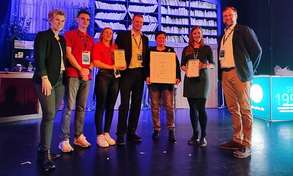 Sie haben gewonnen: Moderatorin Michaela Padberg (v. l.) mit Justin Winterberg, Justine Keßler und Jan Widderich (Danfoss Power Solutions), Melanie Fleig und Johanna Neubacher (Clarios) und Aubi-Chef Niels Köstring. - © Heidi Becker, Aubi-Plus
