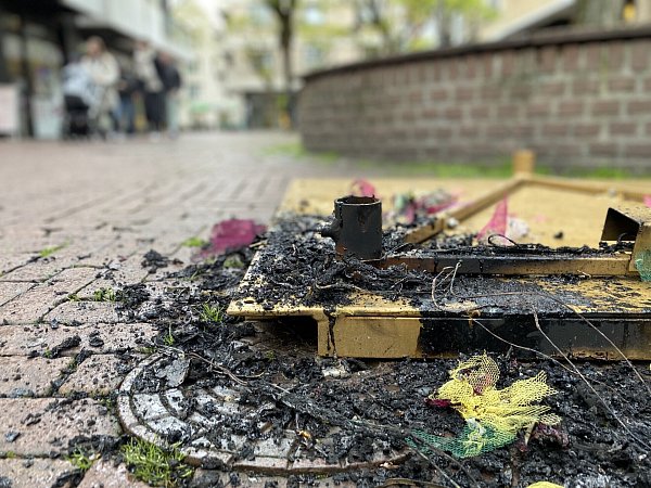 Trauriger Rest: Von den bunten XXL-Schmetterlingsflügeln in der Spiegergasse sind nur noch ein Häufchen Asche und der Ständer übrig. - © Christian Bröder