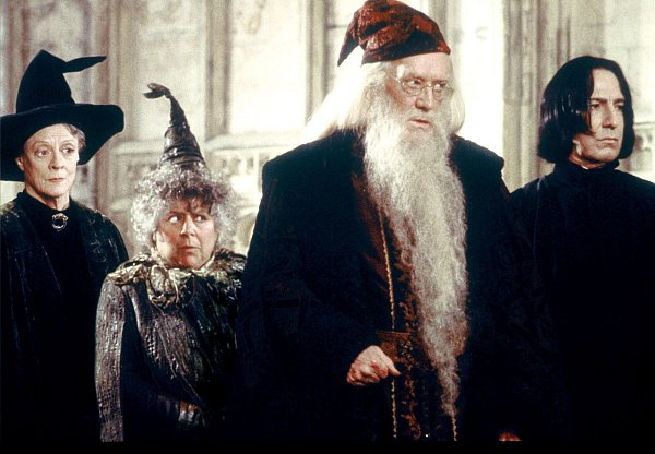 Die Schauspieler Maggie Smith, Miriam Margolyes, Richard Harris und Alan Rickman in dem Fantasy-Film "Harry Potter und die Kammer des Schreckens". - © dpa